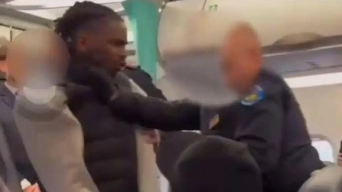 Omeonga denunciato dalla polizia a Fiumicino, il video dell'aggressione in aereo