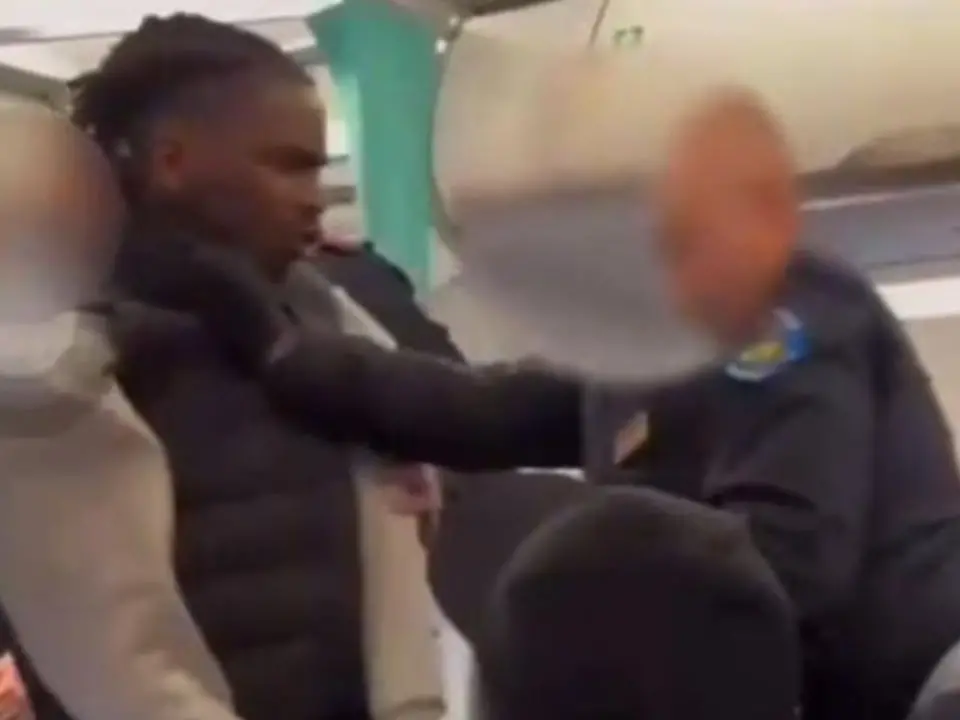 Omeonga denunciato dalla polizia a Fiumicino, il video dell'aggressione in aereo