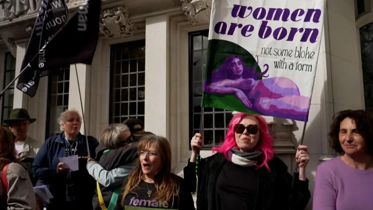 «Cos’è una donna?»: i giudici rispondono, la politica si nasconde, le femministe si spaccano