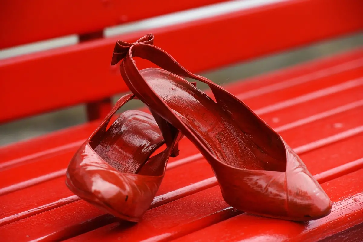 CAMPAGNA DI SENSIBILIZZAZIONE CONTRO I FEMMINICIDI SCARPE ROSSE , IMAGOECONOMICA