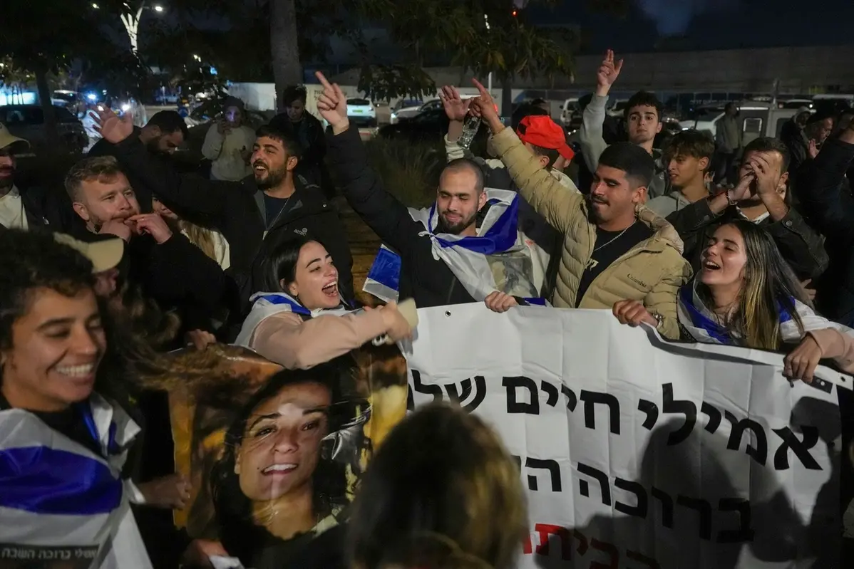 Gli israeliani festeggiano la liberazione degli ostaggi , APN