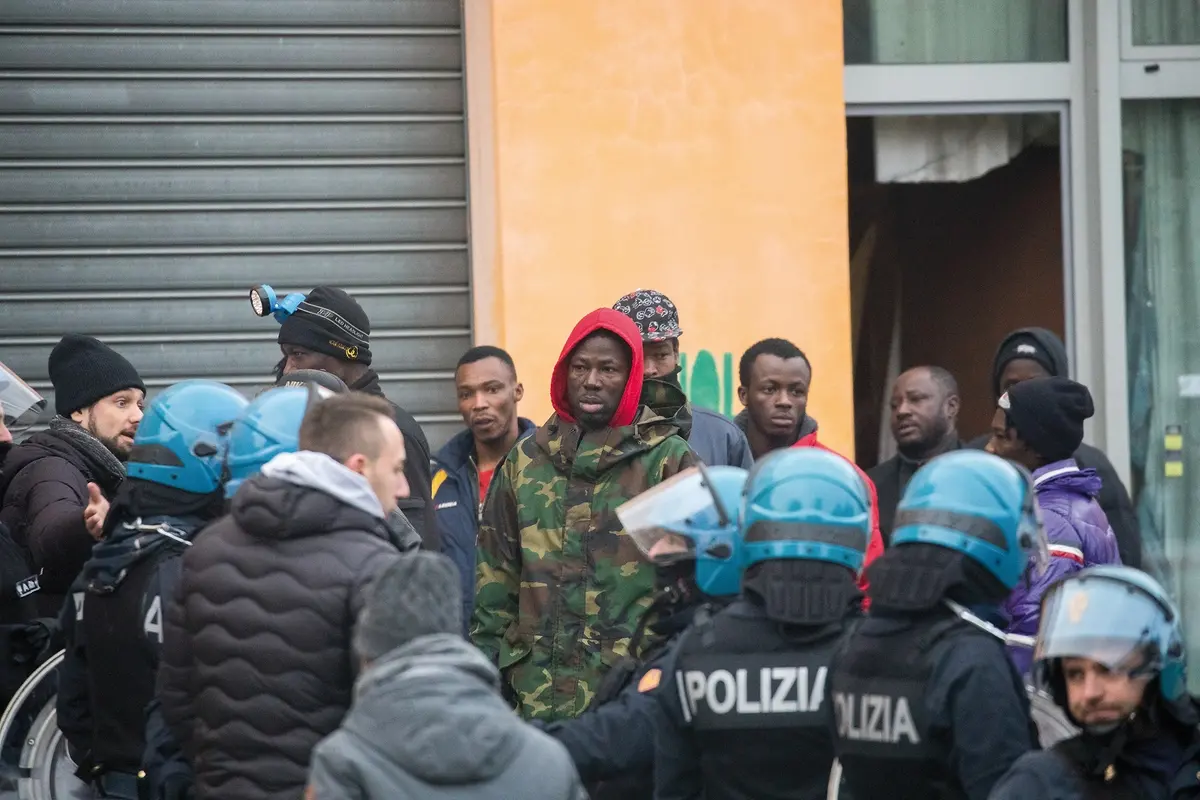 Foto LaPresse - Mauro Ujetto 17 12 2018 Torino ( Italia) Cronaca Operazioni di sgombero degli occupanti le palazzine del vecchio villaggio olimpico di Torino 2006. Al momento \\u00E8 occupato abusivamente da circa un migliaio di migranti di varie nazionalit\\u00E0. Nella foto: Operazioni di sgombero Photo LaPresse - Mauro Ujetto 17-12-2018 Torino ( Italy) The police started in the early morning the operation of eviction of migrant people living from long time in the former olympic village. This quarter is the site of one of the largest housing occupations Turin has ever seen. , LaPresse