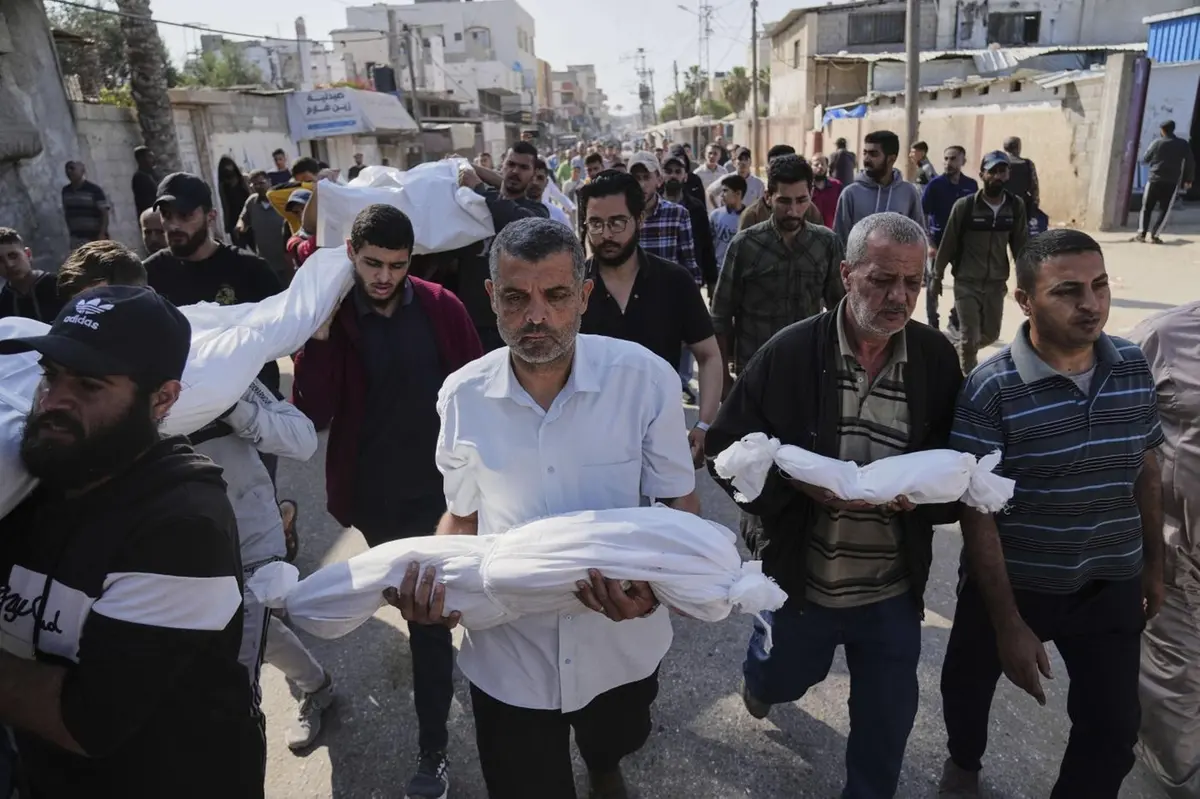 Palestinesi trasportano i corpi dei loro parenti, compresi i bambini, uccisi in un attacco aereo dell'esercito israeliano a Deir al-Balah, Gaza