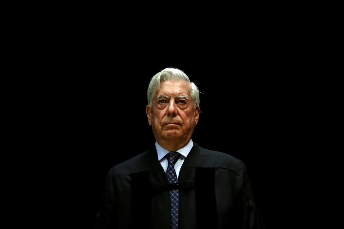 FILE - Peru\\'s Nobel Literature Prize laureate Mario Vargas Llosa attends a ceremony where he was given an Honoris Causa degree by Lisbon Nova University, in Lisbon, Portugal, July 22, 2014. (AP Photo/Francisco Seco, File) Associated Press/LaPresse , APN