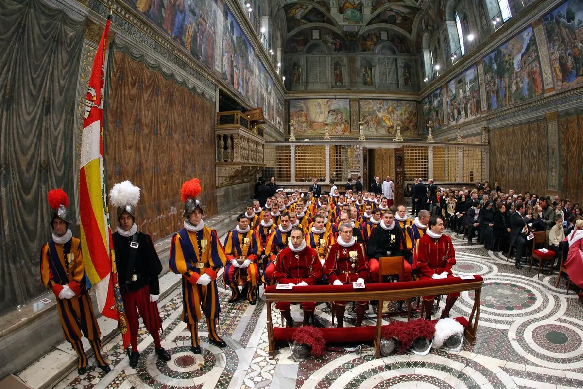 Tutto pronto nella Cappella Sistina per l\\'inizio del Conclave