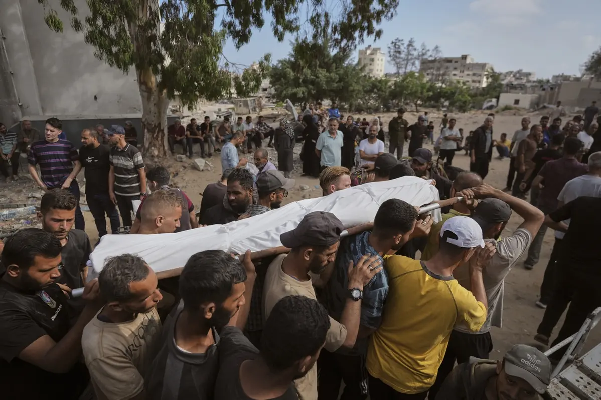 I partecipanti al funerale di un palestinese ucciso mentre si dirigeva verso un centro di distribuzione degli aiuti, nella citt\\u00E0 di Gaza, gioved\\u00EC 3 luglio 2025 , AP