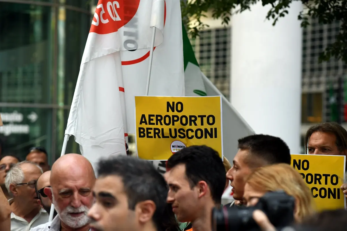 MANIFESTAZIONE CONTRO L\\'INTITOLAZIONE DELL\\'AEROPORTO DI MALPENSA A SILVIO BERLUSCONI , IMAGOECONOMICA