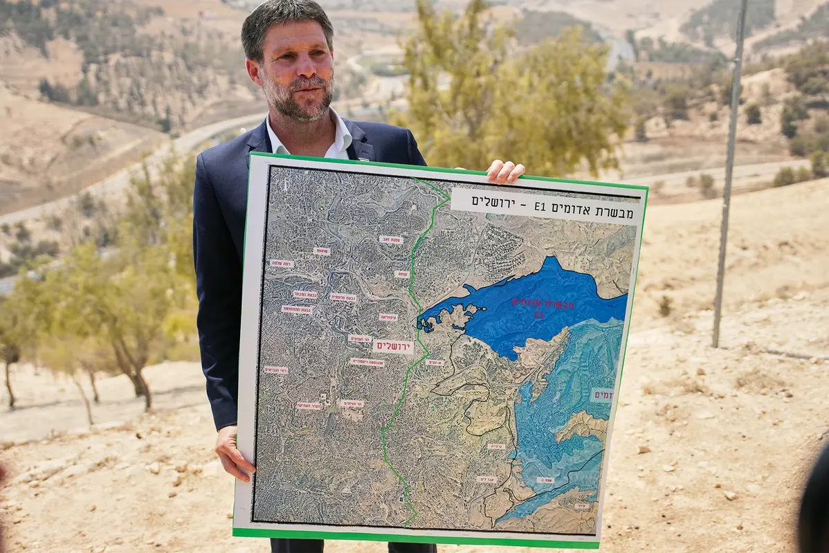 Israeli Finance Minister Bezalel Smotrich holds a map that shows the E1 settlement project during a press conference near the settlement of Maale Adumim, in the Israeli-occupied West Bank, Wednesday, Aug. 14, 2025. (AP Photo/Ohad Zwigenberg) Associated Press / LaPresse Only italy and spain , AP