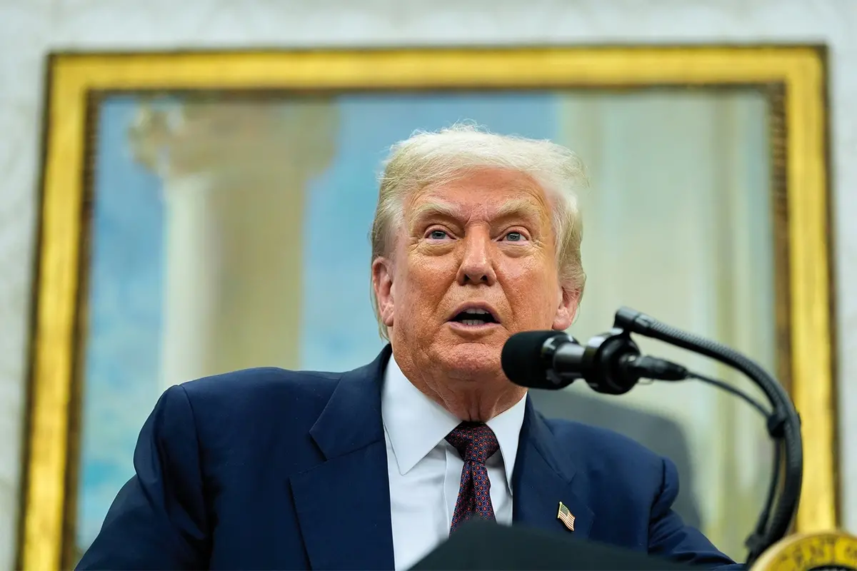 President Donald Trump makes an announcement about Apple with Apple CEO Tim Cook in the Oval Office, Wednesday, Aug. 6, 2025, in Washington. (AP Photo/Alex Brandon) Associated Press / LaPresse Only italy and spain , APN