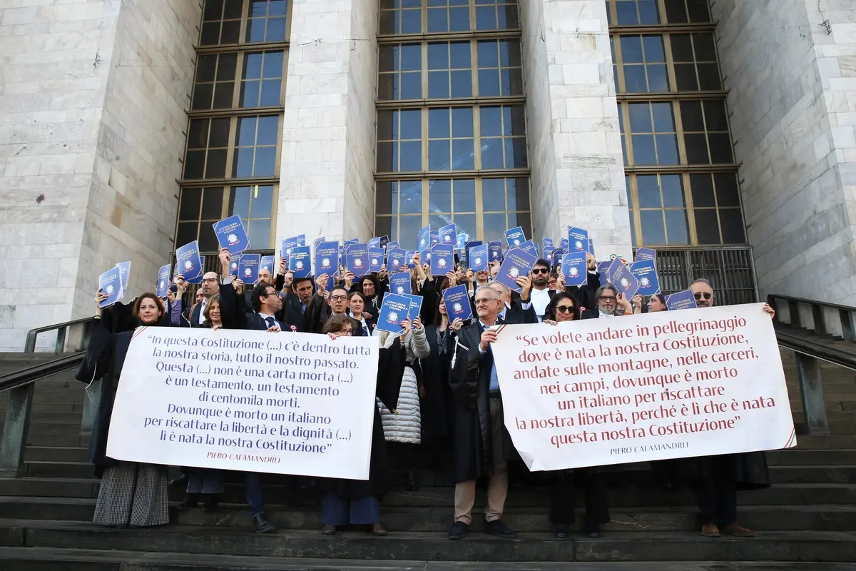 SCIOPERO FLASH MOB E VOLANTINAGGIO DEI MAGISTRATI IN DIFESA DELLA COSTITUZIONE , IMAGOECONOMICA