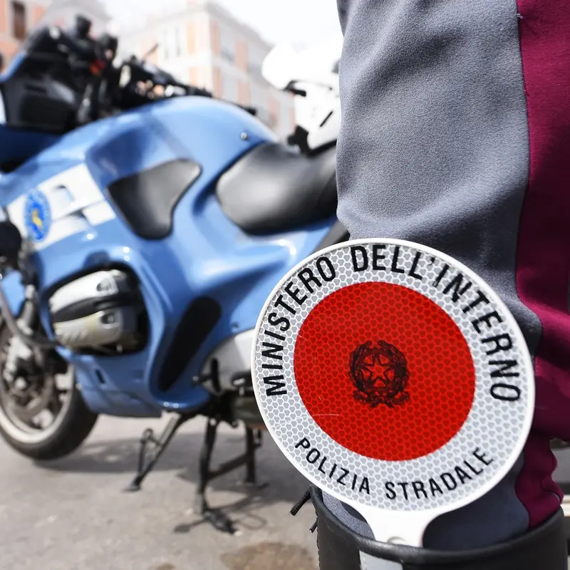 Fugge dalla Squadra Mobile di Prato dopo l’arresto: caccia al pregiudicato Jang Bobo, presunto trafficante di droga