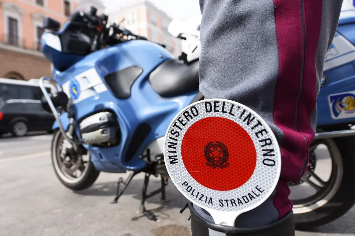 Fugge dalla Squadra Mobile di Prato dopo l’arresto: caccia al pregiudicato Jang Bobo, presunto trafficante di droga