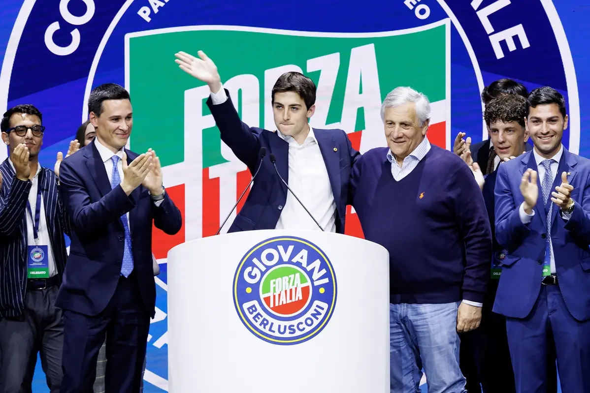 Il nuovo segretario di Forza Italia Giovani Simone Leoni (al centro) tra Stefano Benigni (sx) e Antonio Tajani , LAPRESSE