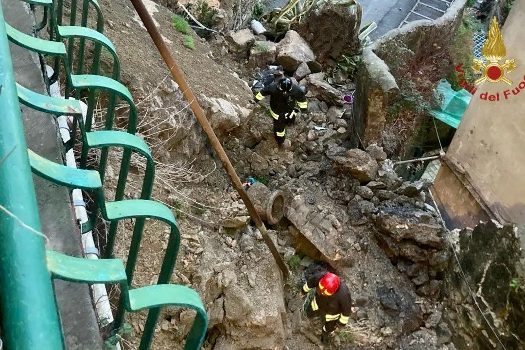 Crolla un muro a Genova per il maltempo