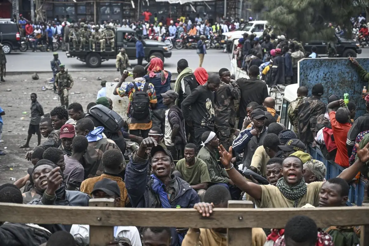 I ribelli dell\\'M23 scortano i soldati governativi e la polizia che si sono arresi in una localit\\u00E0 segreta a Goma, nella Repubblica Democratica del Congo