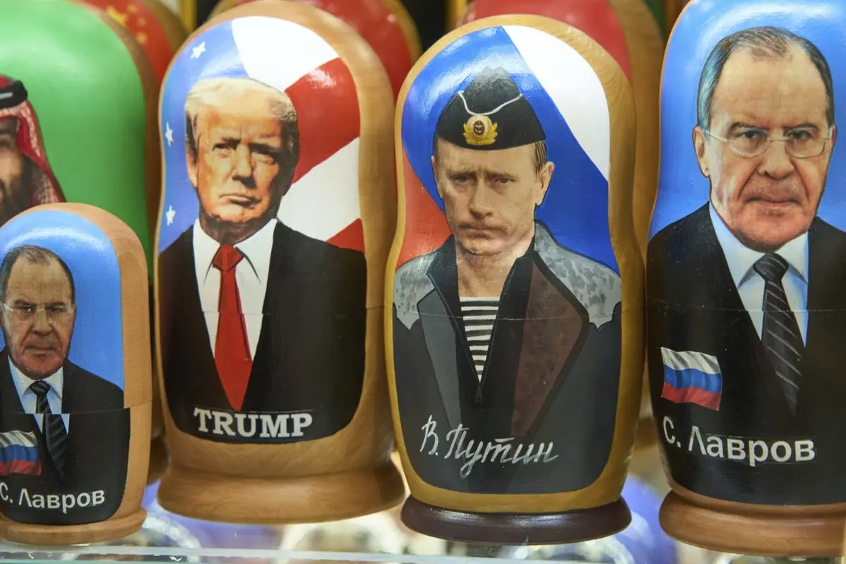 Matriosche con Lavrov, Trump e Putin , AP