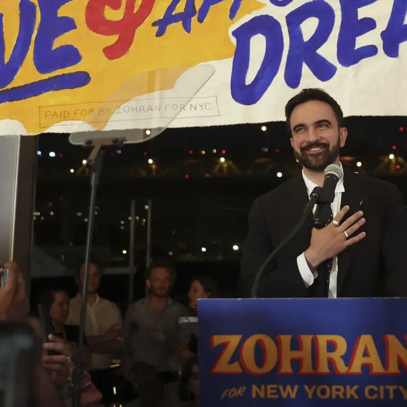 Socialista e musulmano, Zohran Mamdani vince le primarie dem a New York