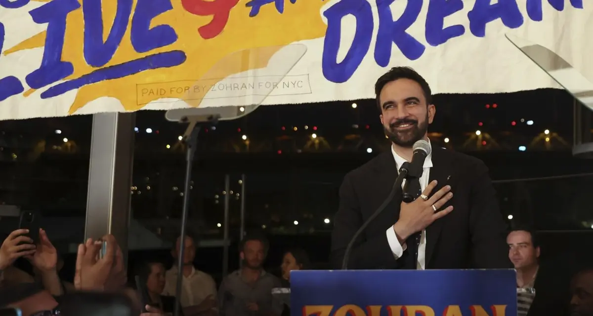 Socialista e musulmano, Zohran Mamdani vince le primarie dem a New York