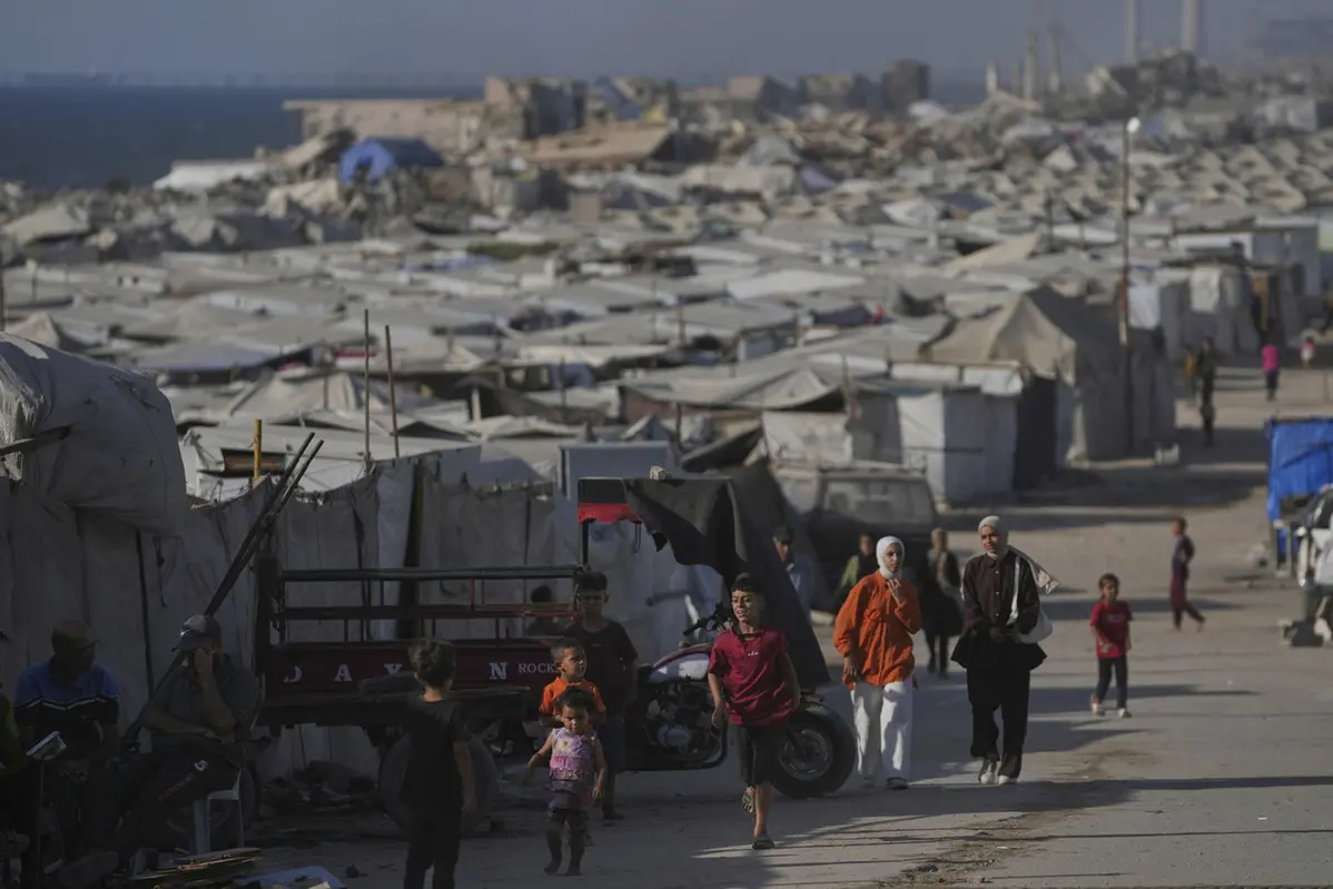 Tende dei palestinesi sfollati in mezzo alle infrastrutture danneggiate dalla guerra nella citt\\u00E0 di Gaza , APN