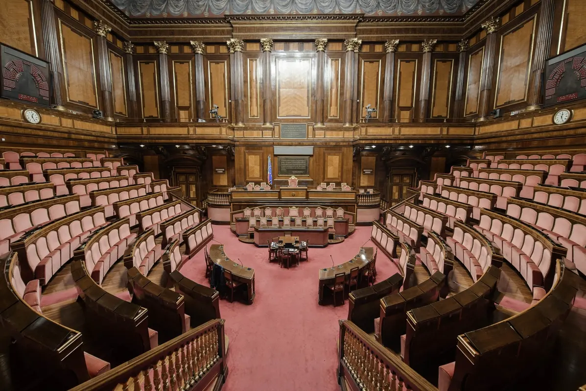 L\\'EMICICLO DI PALAZZO MADAMA SEDE DEL SENATO DELLA REPUBBLICA I SEGGI DEI SENATORI , IMAGOECONOMICA