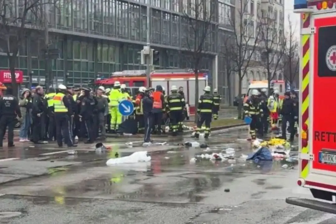 Auto sulla folla a Monaco di Baviera