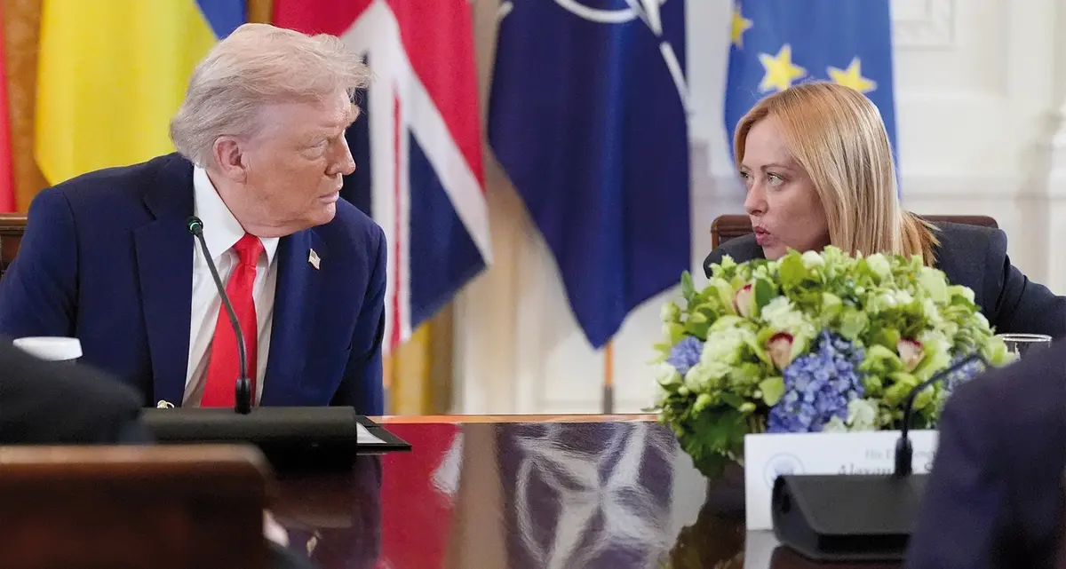 L’Ue balla al ritmo di Re Donald e a Giorgia Meloni va bene così...