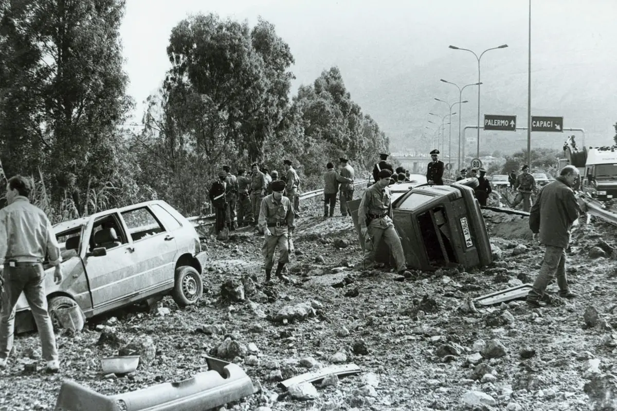 \\u00A9Lapresse 23-05-1992 Capaci, Sicilia Interni Nella foto: Attentato al giudice Falcone , Lapresse