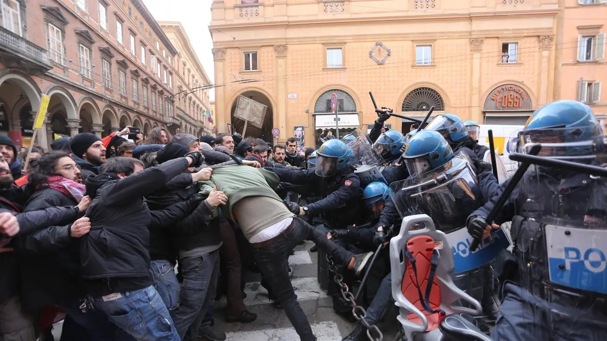 Manifestazione neofascista a Bologna, scontri e feriti tra collettivi di sinistra e polizia