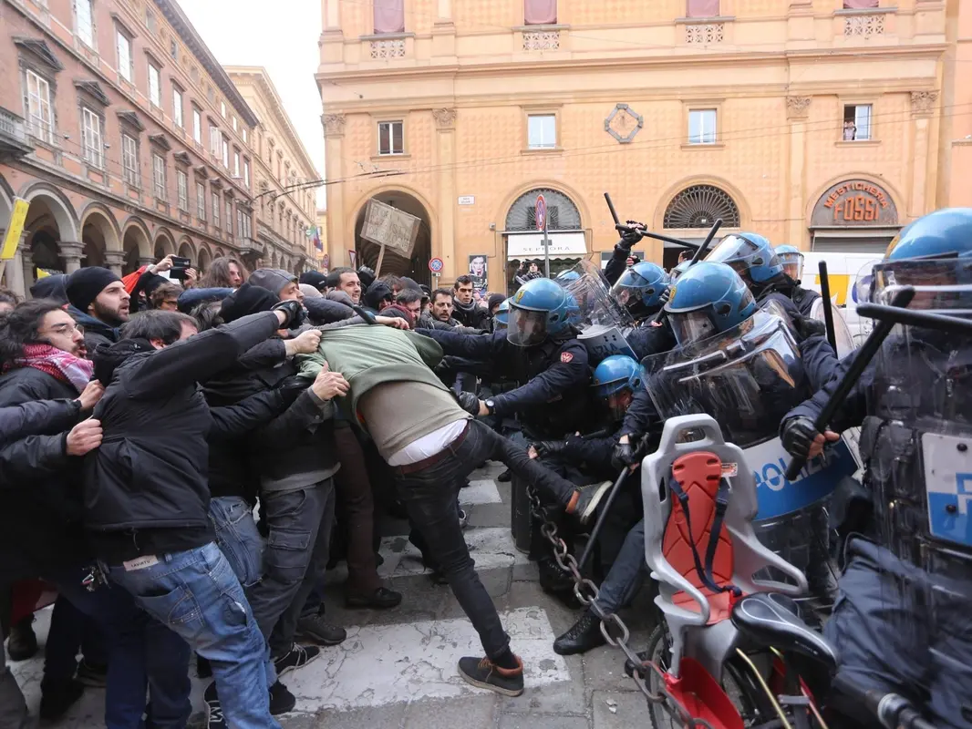 Manifestazione neofascista a Bologna, scontri e feriti tra collettivi di sinistra e polizia