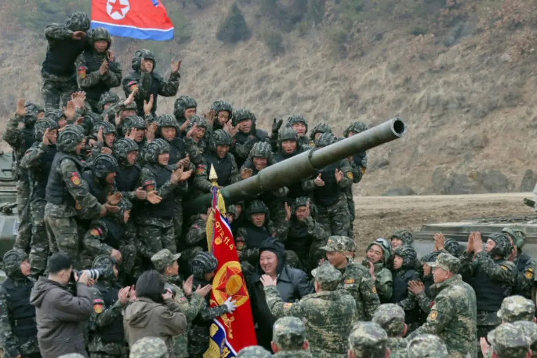 L\\'esercito della Corea del Nord accolto dai soldati russi