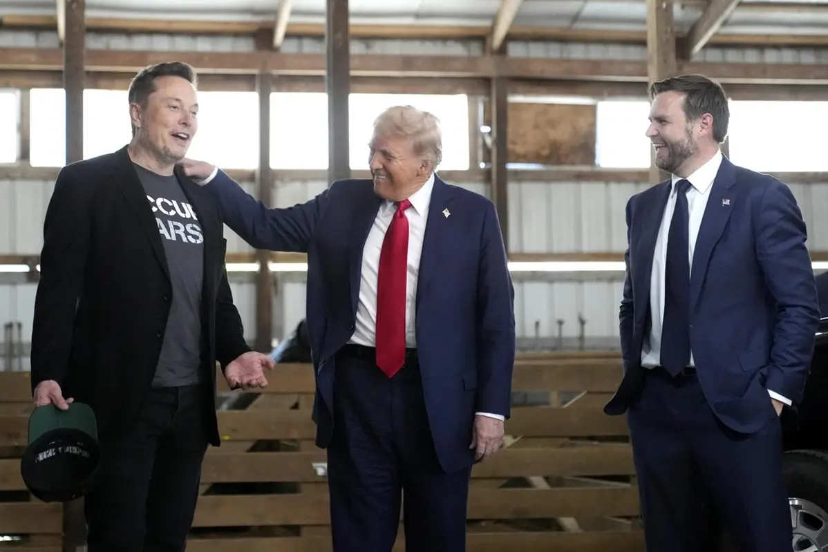 Il CEO di Tesla e SpaceX Elon Musk, da sinistra, il presidente eletto Donald Trump e il suo vice, il senatore JD Vance