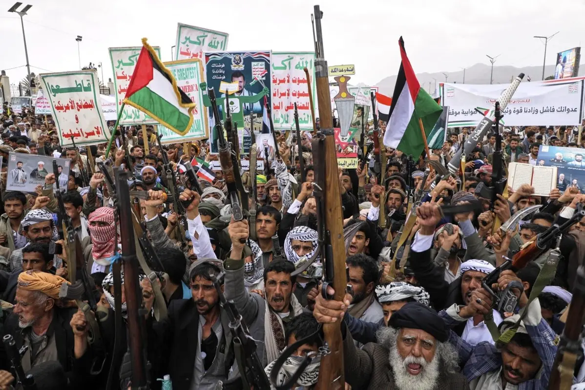 Sostenitori Houthi durante una manifestazione contro gli Stati Uniti e contro Israele a Sanaa , APN