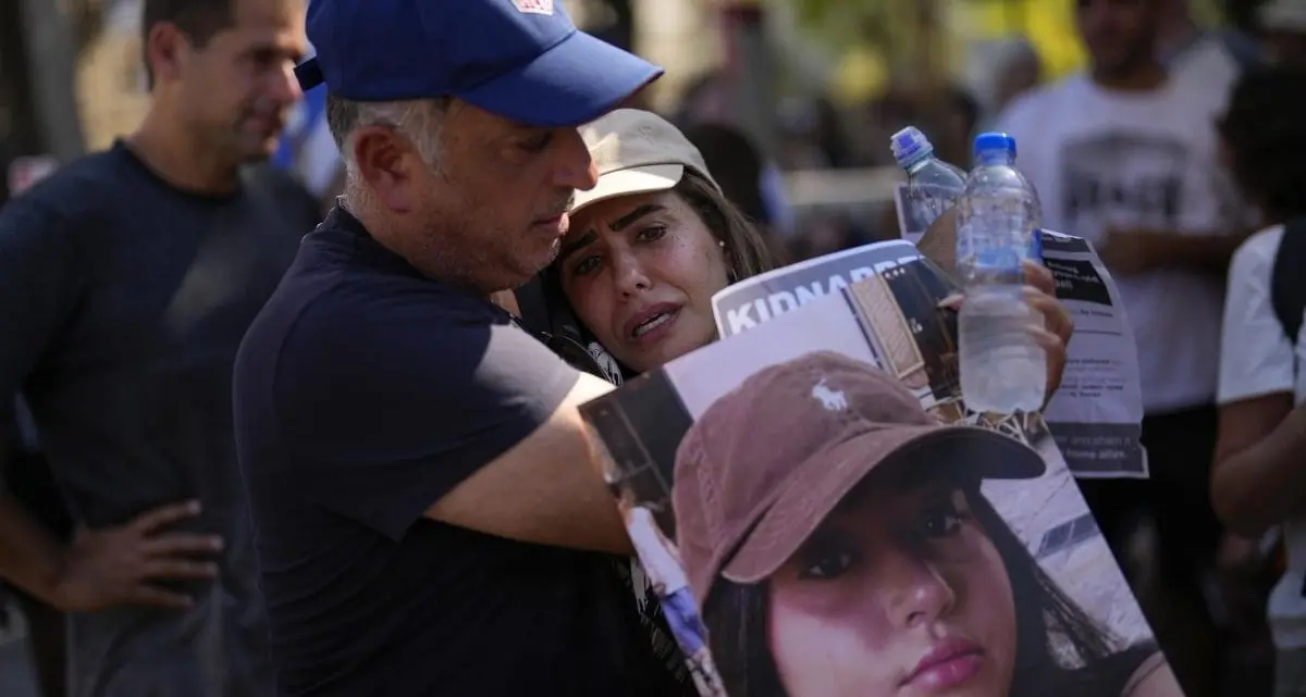 Ancora raid a Gaza: Hamas diffonde il video di una soldatessa ostaggio, ripresi i negoziati per la tregua