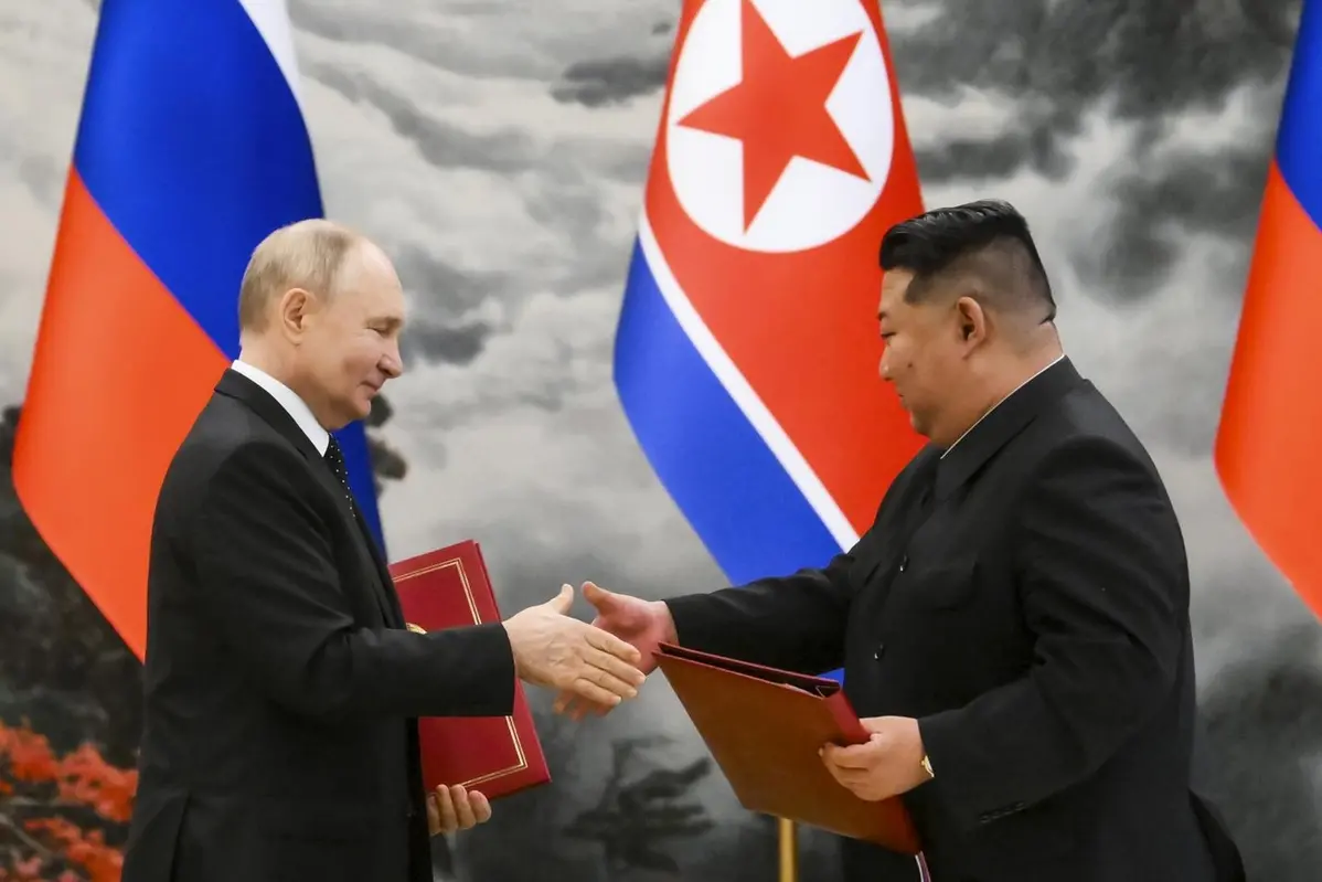 Il presidente russo Vladimir Putin, a sinistra, e il leader nordcoreano Kim Jong Un si scambiano documenti durante una cerimonia per la loro nuova partnership a Pyongyang