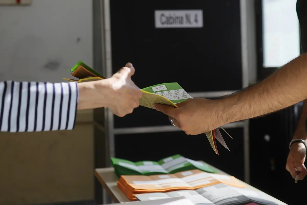 Voto per il Referendum Popolare dell\\u20198-9 Giugno su lavoro, sicurezza , cittadinanza - Roma \\u2014 Italia \\u2014 Domenica 8 Giugno 2025 - Cronaca ( photo Cecilia Fabiano / LaPresse) Vote for the Popular Referendum about work , security an citizenship \\u2014 Rome\\u2014Italy - Sunday , 8 June ,2025 - News - (photo by Cecilia Fabiano/LaPresse) , LAPRESSE