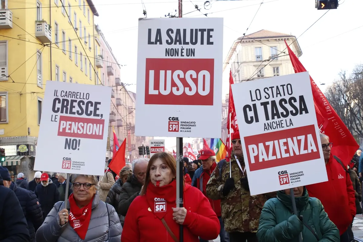 MANIFESTAZIONE CGIL SCIOPERO GENERALE MANIFESTAZIONI PROTESTA PROTESTE CARTELLO CARTELLI LA SALUTE NON E\\' UN LUSSO LO STATO CI TASSA ANCHE LA PAZIENZA IL CARRELLO CRESCE LE PENSIONI NO! , IMAGOECONOMICA
