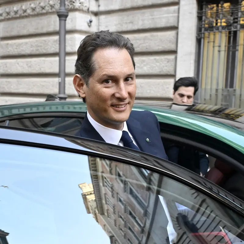Elkann: «Senza di noi in Italia l’auto sarebbe scomparsa». Lega: «Presi in giro»
