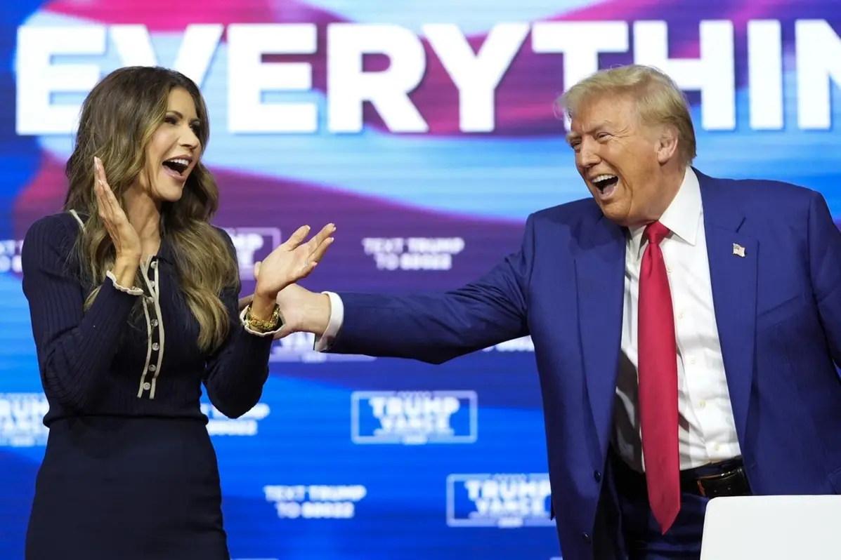 Donald Trump balla con il governatore del South Dakota Kristi Noem