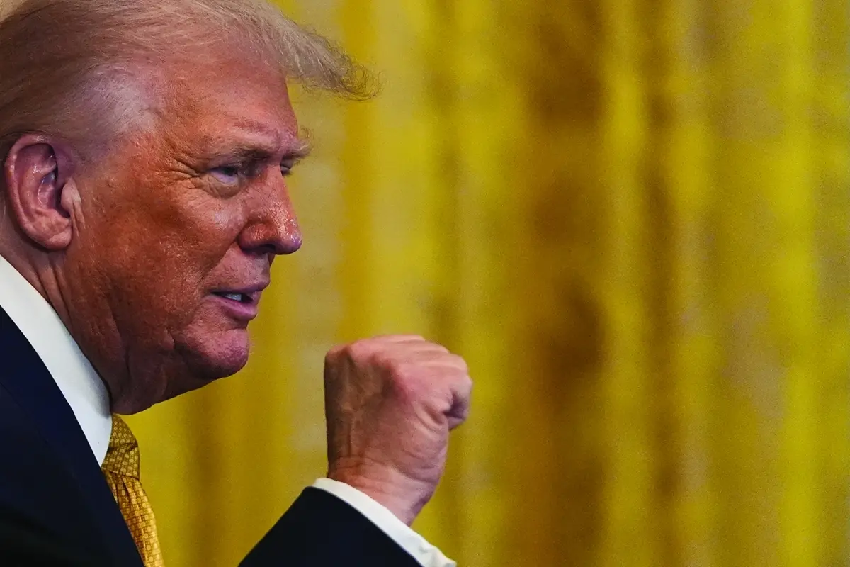 President Donald Trump raises his fist after speaking during a reception for Republican members of Congress in the East Room of the White House, Tuesday, July 22, 2025, in Washington. (AP Photo/Julia Demaree Nikhinson) Associated Press / LaPresse Only italy and spain , APN