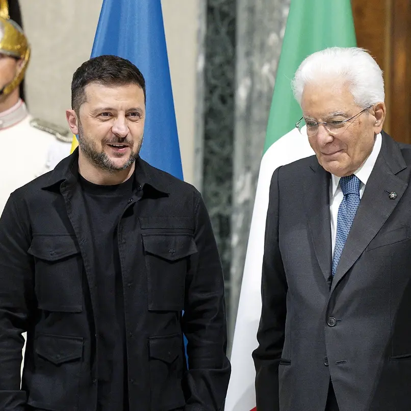 «L’Italia è con Kiev». Mattarella accoglie Zelensky al Quirinale