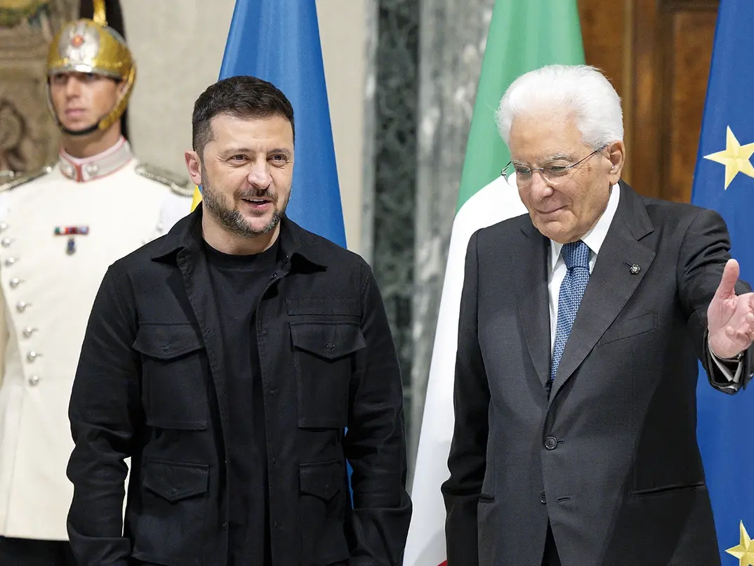 «L’Italia è con Kiev». Mattarella accoglie Zelensky al Quirinale
