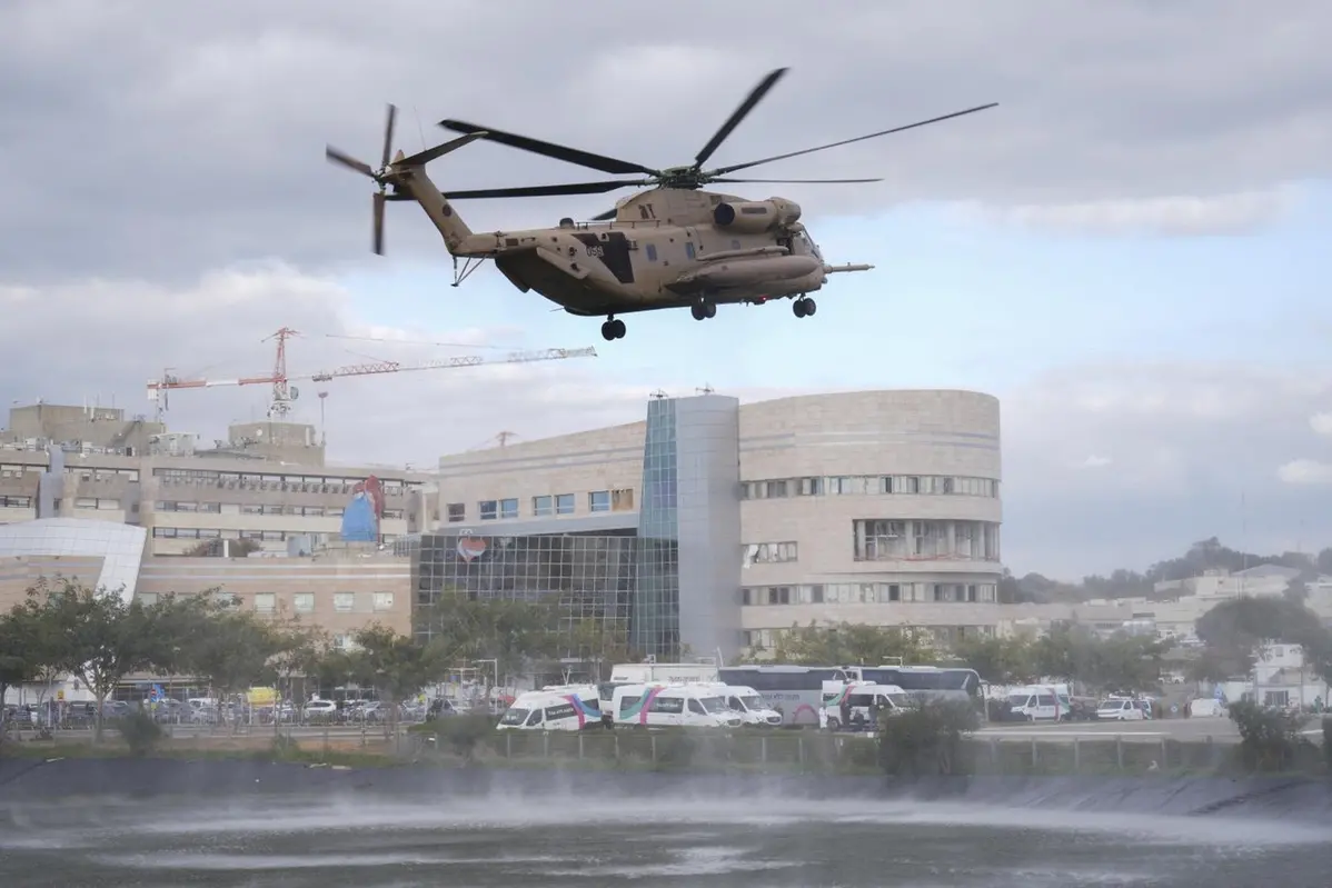 Un elicottero militare israeliano che trasporta ostaggi israeliani arriva all\\'ospedale Sheba di Ramat Gan