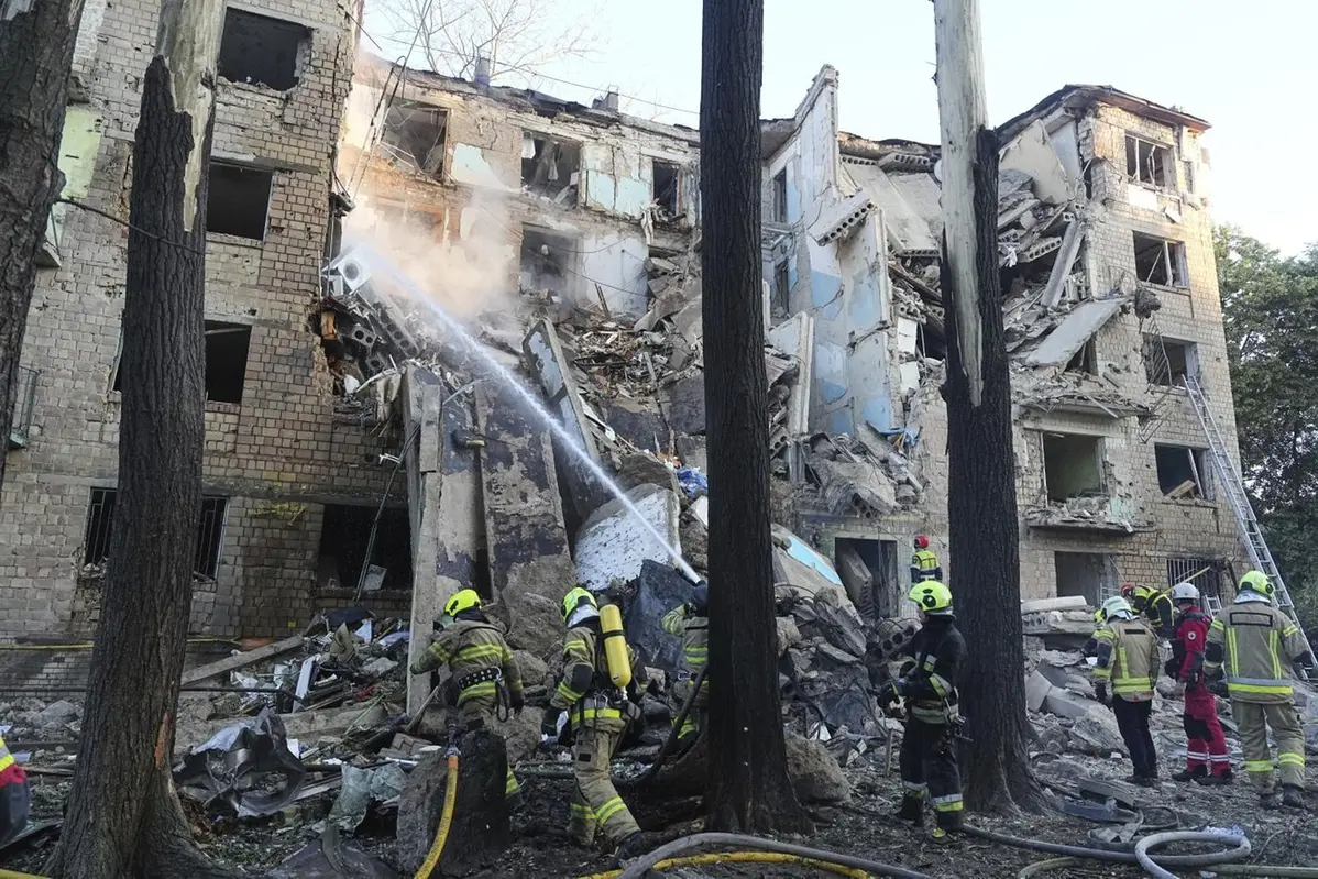 Firefighters work to extinguish a fire in an apartment building after Russian attack in Kyiv, Ukraine, early Monday, June 23, 2025. (AP Photo/Efrem Lukatsky) Associated Press/LaPresse , APN