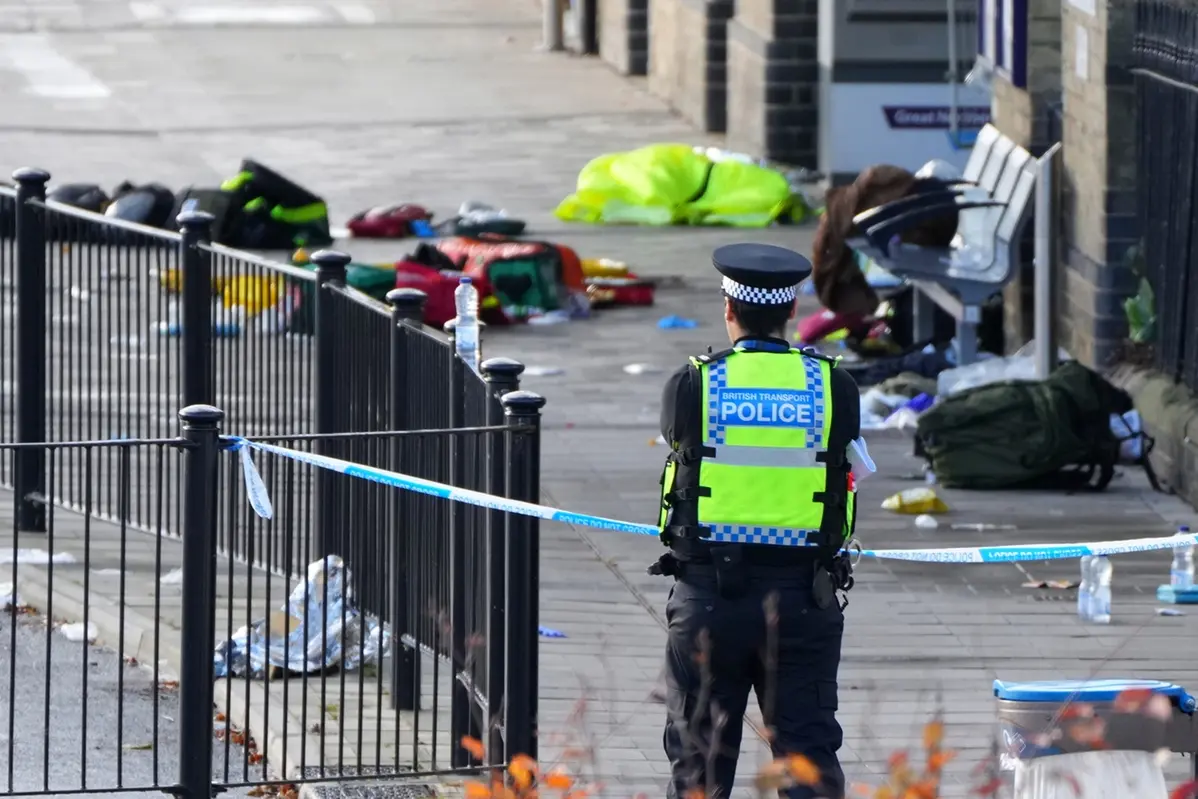 Accoltellamento di massa su un treno diretto a Londra a Huntingdon , APN