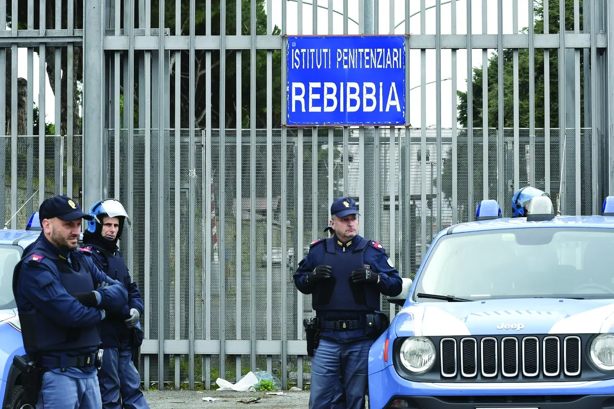 CORONAVIRUS CORONA VIRUS COVID19 COVID 19 RIVOLTA FAMILIARI DETENUTI CARCERE REBIBBIA PROTESTA PER LE FORTI LIMITAZIONI AGLI INCONTRI CON I FAMILIARI, RICHIESTA GARANZIE CONTRO IL CONTAGIO DA CORONAVIRUS E DI INTERVENTI PER RIDURRE IL SOVRAFFOLLAMENTO , IMAGOECONOMICA
