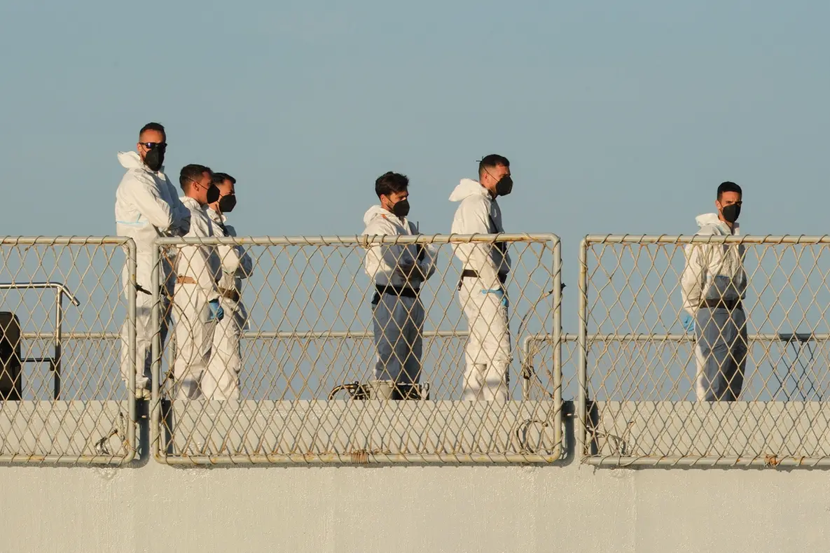 Security official stand on the Italian navy ship Libra as it arrives at the port of Shengjin, northwestern Albania Wednesday, Oct. 16, 2024, carrying the first group of migrants who were intercepted in international waters. (AP Photo/Vlasov Sulaj) associated Press / LaPresse Only italy and Spain , APN