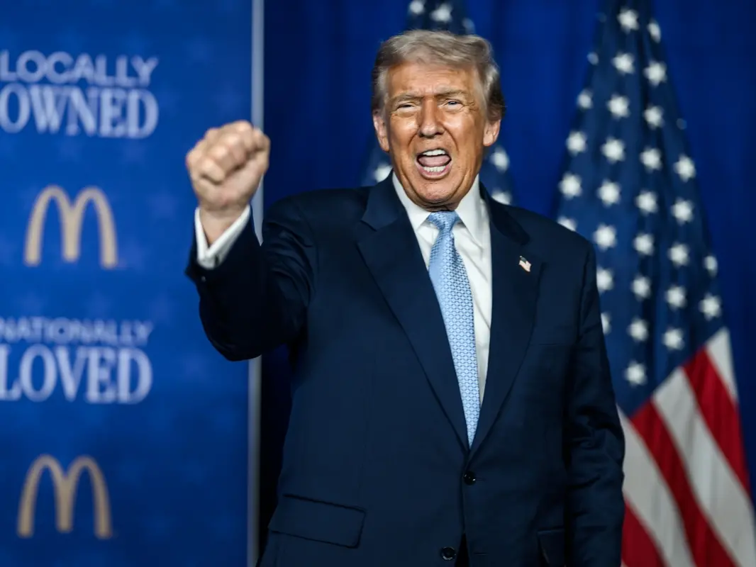 Trump all’attacco: chiede 10 miliardi alla BBC e fa pressioni sull’Ucraina