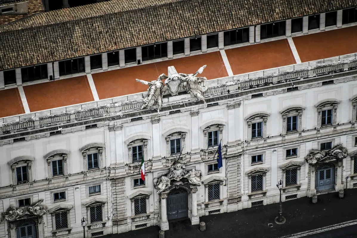 FOTOGRAFIE EFFETTUATE DALL\\u2019ELICOTTERO POLI 114 DELLA POLIZIA DI STATO 1\\u00B0 REPARTO VOLO PANORAMICA AEREA PANORAMICHE AEREE DI ROMA PALAZZO DELLA CONSULTA,PIAZZA DEL QUIRINALE, CORTE COSTITUZIONALE , IMAGOECONOMICA