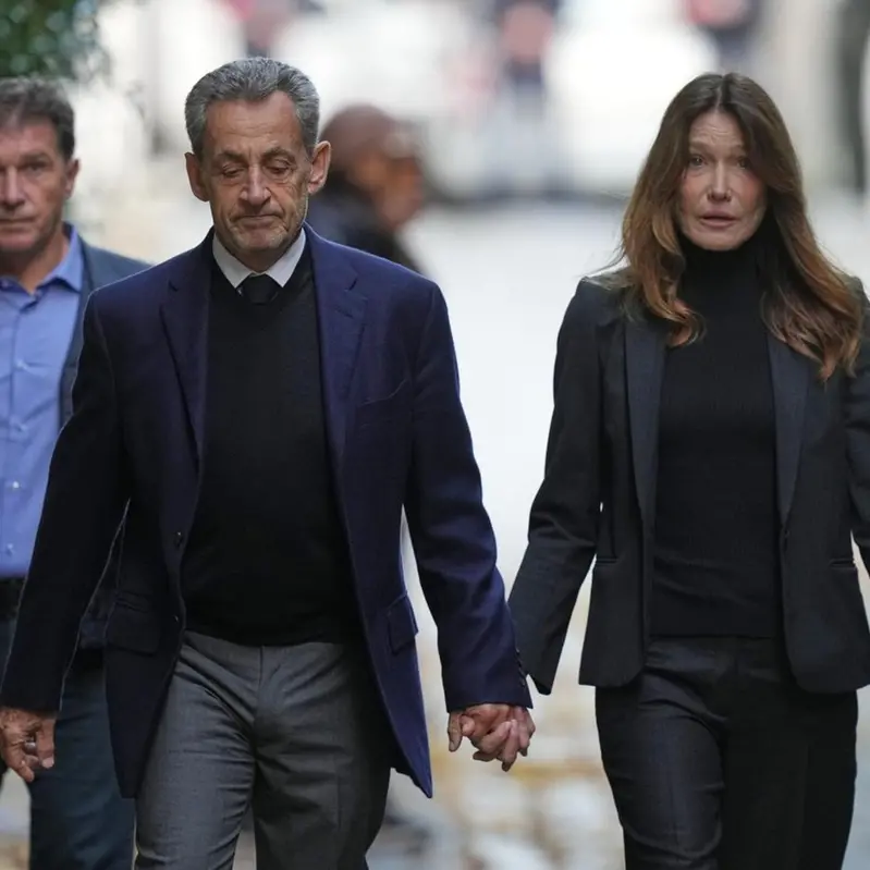 Nicolas Sarkozy entra in carcere a Parigi: «Non è un ex presidente che viene rinchiuso, ma un innocente»