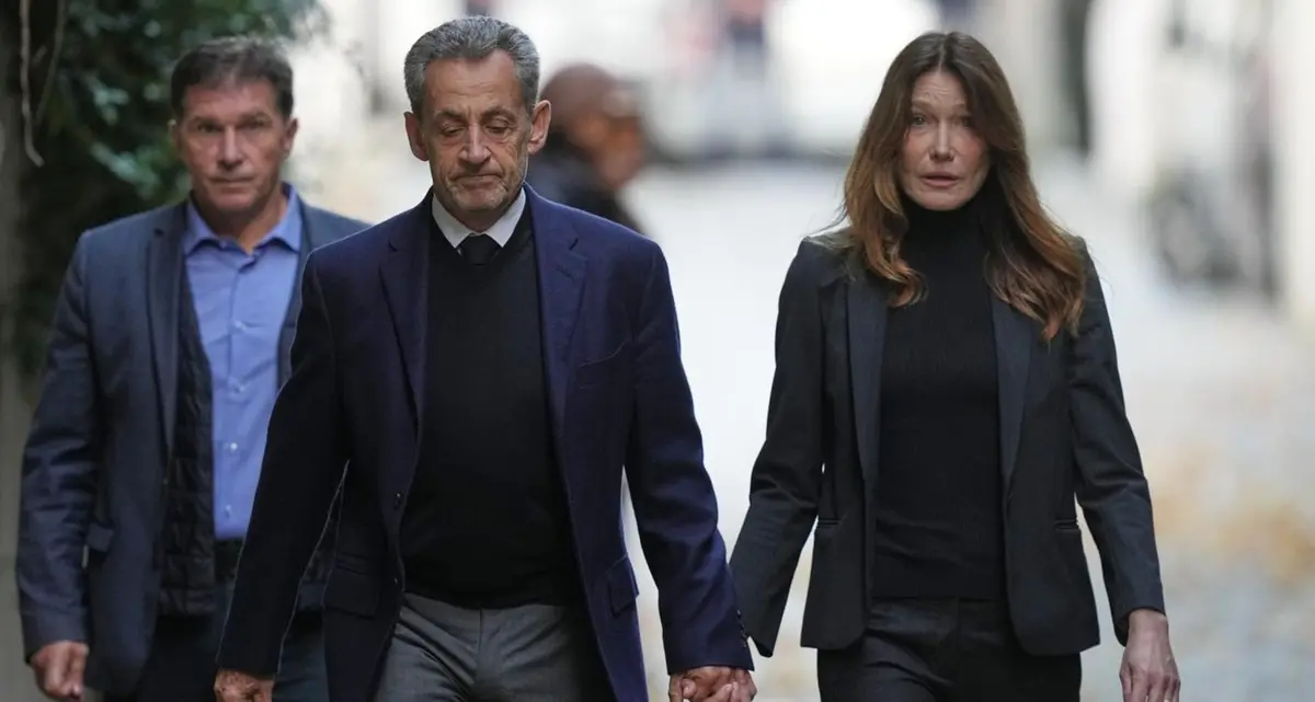 Nicolas Sarkozy entra in carcere a Parigi: «Non è un ex presidente che viene rinchiuso, ma un innocente»